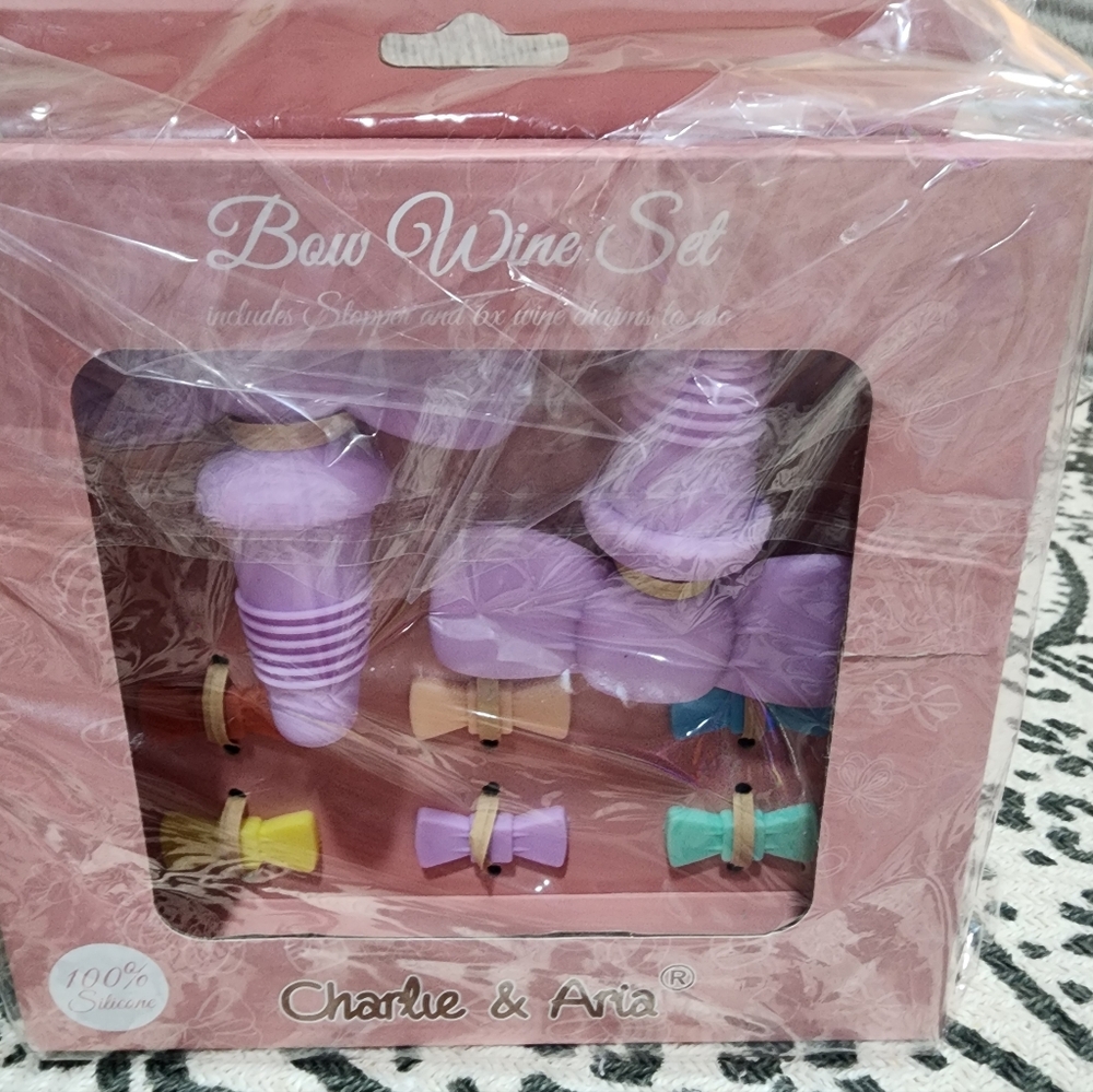 Charlie & Aria Bow Wine Set in Purple 100 % Silicone Invludes Stopper And 6x